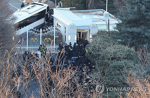 윤석열 대통령 2차 체포영장 집행이 시작된 15일 서울 용산구 한남동 대통령 관저 초소에 고위공직자범죄수사처(공수처)와 경찰이 도착하고 있다.   [연합뉴스]